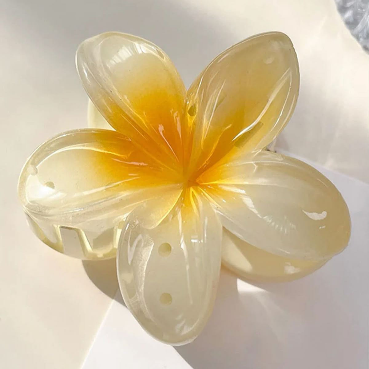 Yellow and white flower viral claw clip on a white background